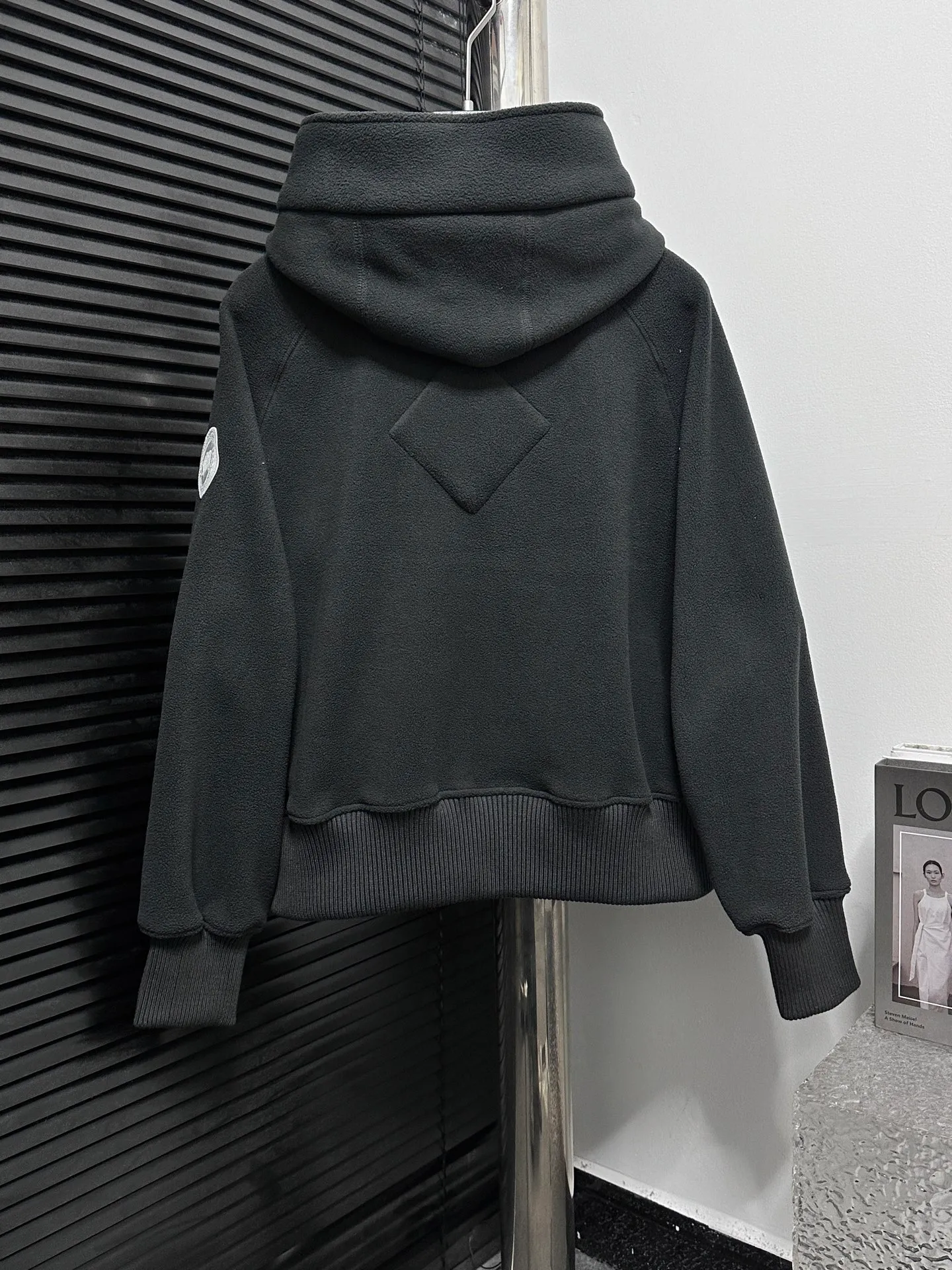 P600 [Canada Goose] Chilliwa 01 hooded wool fleece long-sleeved pilot #Canada Goose Chilliwa wool fleece pilot Canada goose Chilliwa Fce Bomber HUMANATURE, limited white label wool fleece. Light gray seems to be a color that is not available in every country. I like the white label. It is really high-end. Soft and comfortable, not heavy. Buyers who like it should hurry up😈 Size: S-XL